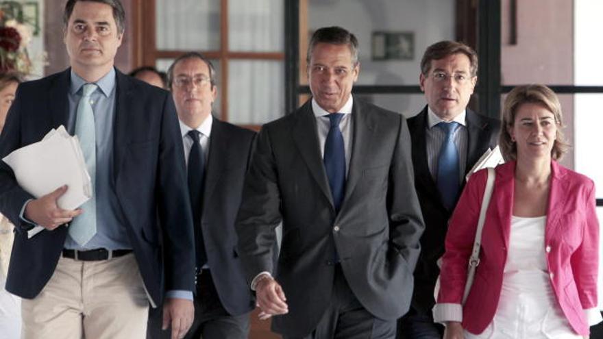 Zaplana, junto a los miembros del PP que forman parte de la comisión del Parlamento andaluz que investiga las irregularidades de los ERE.