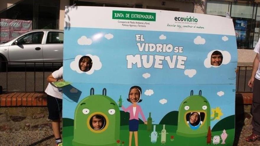 Una campaña informa a los escolares sobre cómo se debe reciclar el vidrio