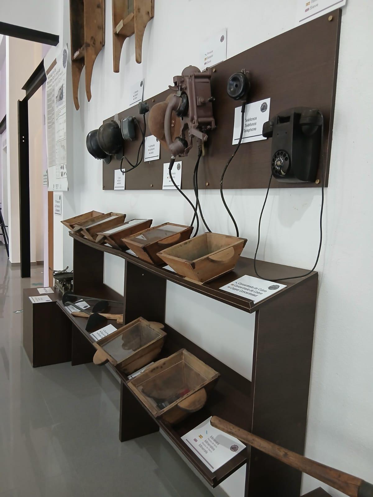 Antiguos teléfonos del complejo minero de San Finx.