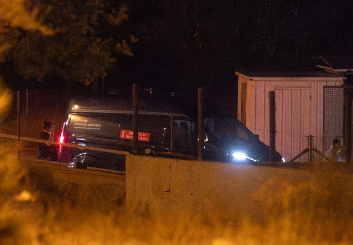 El vehículo fúnebre una vez ha llegado al chalet.
