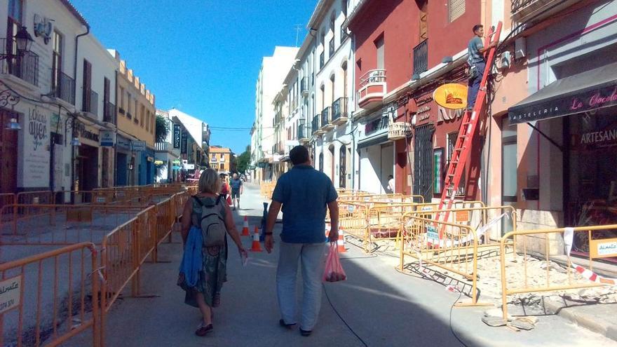 Nadie trabaja en las obras de la calle La Mar de Dénia