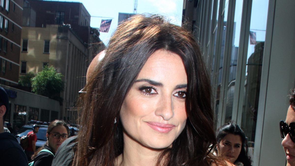 Penélope Cruz con vestido blanco y negro y maquillaje suave