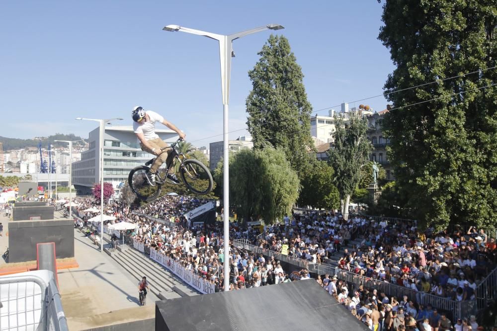 Las acrobacias aéreas del Dirt Jump dejan boquiabierto al público de O Marisquiño.