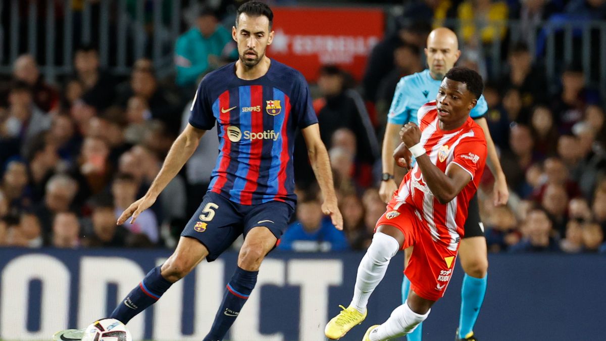 Sergio Busquets disputando un balón con Largie Ramazani