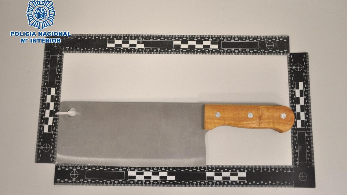 Hacha de carnicero o macheta intervenida por la Policía Nacional en Lucena a un hombre cuando se dirigía a casa de su expareja pese a contar con una orden de alejamiento.
