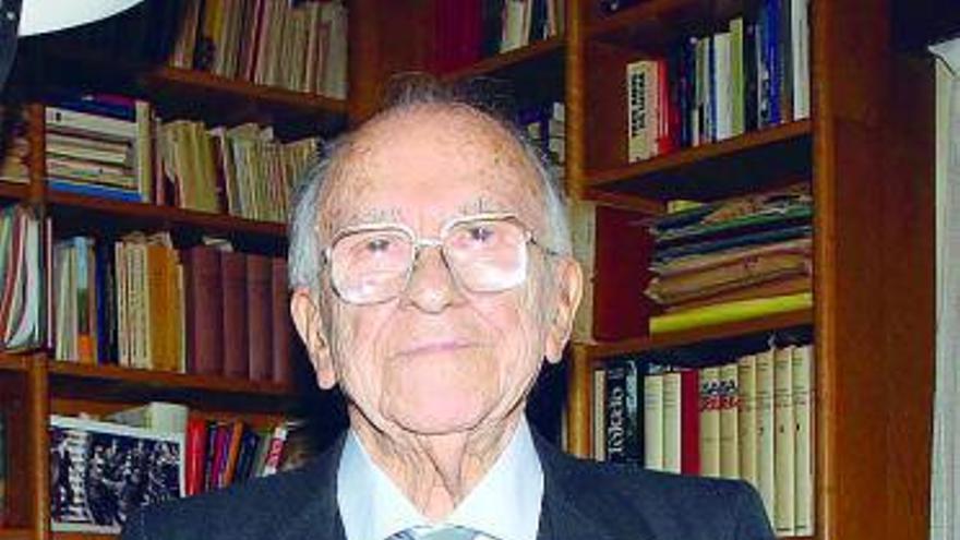 Santiago Carrillo, en el despacho de su domicilio madrileño.