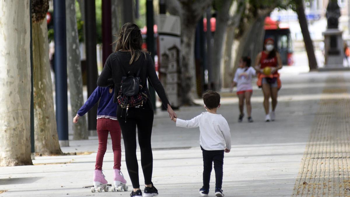 Padres con niños paseando tras el levantamiento del confinamiento para los menores