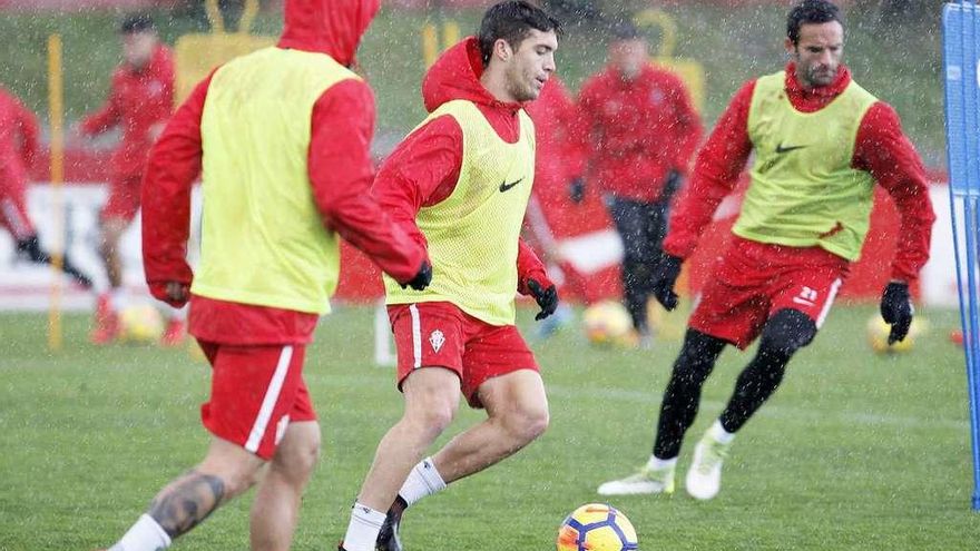 Nacho Méndez conduce el balón entre Rubén García, de espaldas, y Borja Viguera.