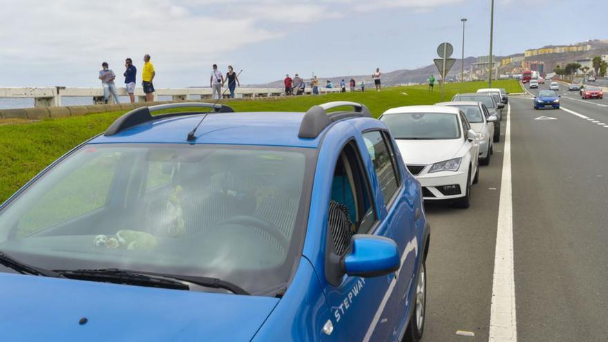 Fila de coches aparcados en el arcén de la autovía de la Avenida Marítima. | | ANDRÉS CRUZ