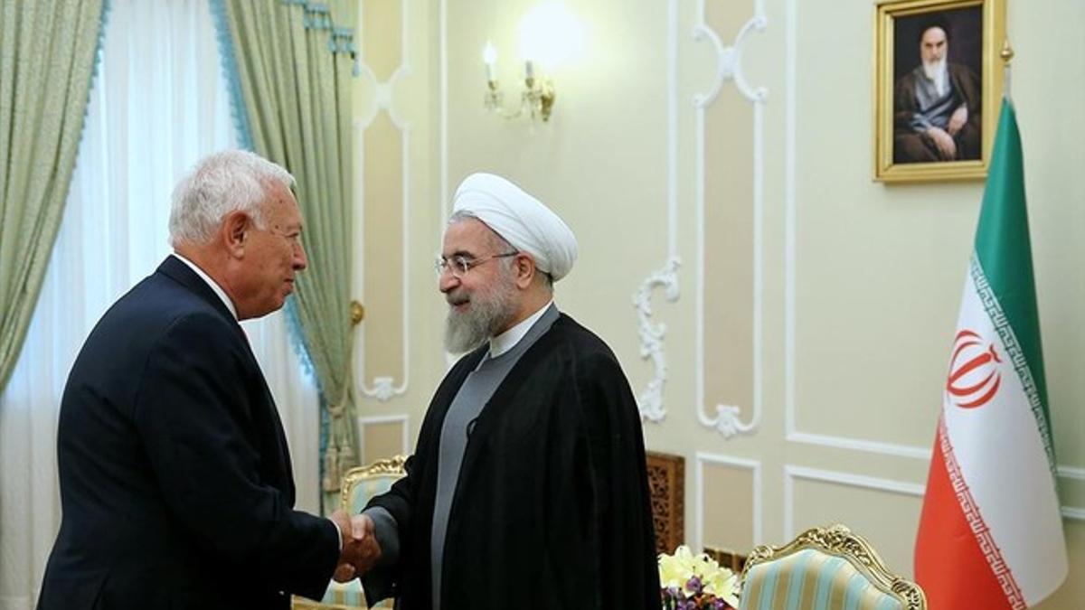 García-Margallo saluda al presidente iraní, Hassan Rohaní, ayer, en Teherán.