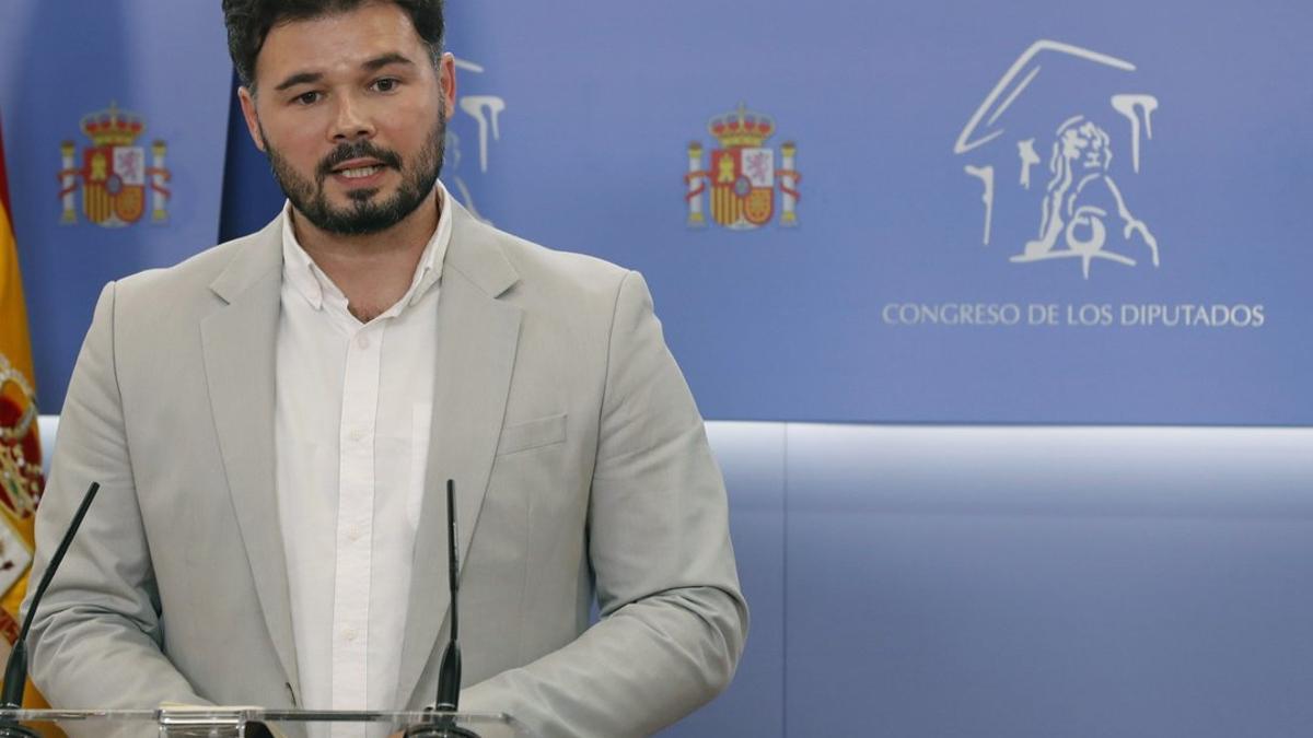 Gabriel Rufián, tras su reunión con la portavoz del PSOE en el Congreso, Adriana Lastra, el martes en Madrid.