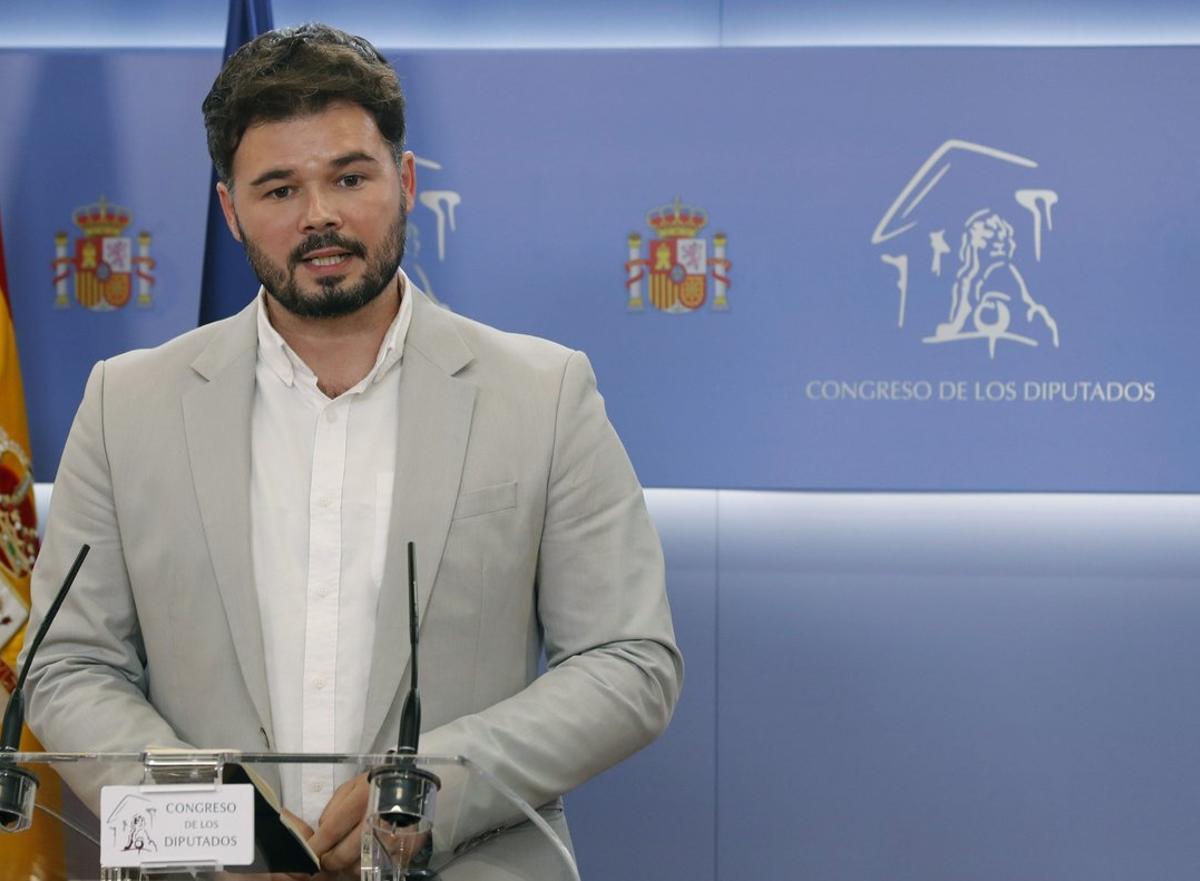 GRAF5142  MADRID  16 07 2019 - El portavoz de ERC  Gabriel Rufian  ofrece una rueda de prensa tras la reunion mantenida con la portavoz del grupo socialista en el Congreso  Adriana Lastra  para abordar el voto de la formacion republicana en el debate de investidura de Pedro Sanchez  hoy en Madrid  EFE  Ballesteros