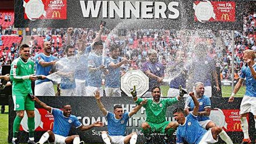 Los futbolistas del City posan con el trofeo al final del partido.