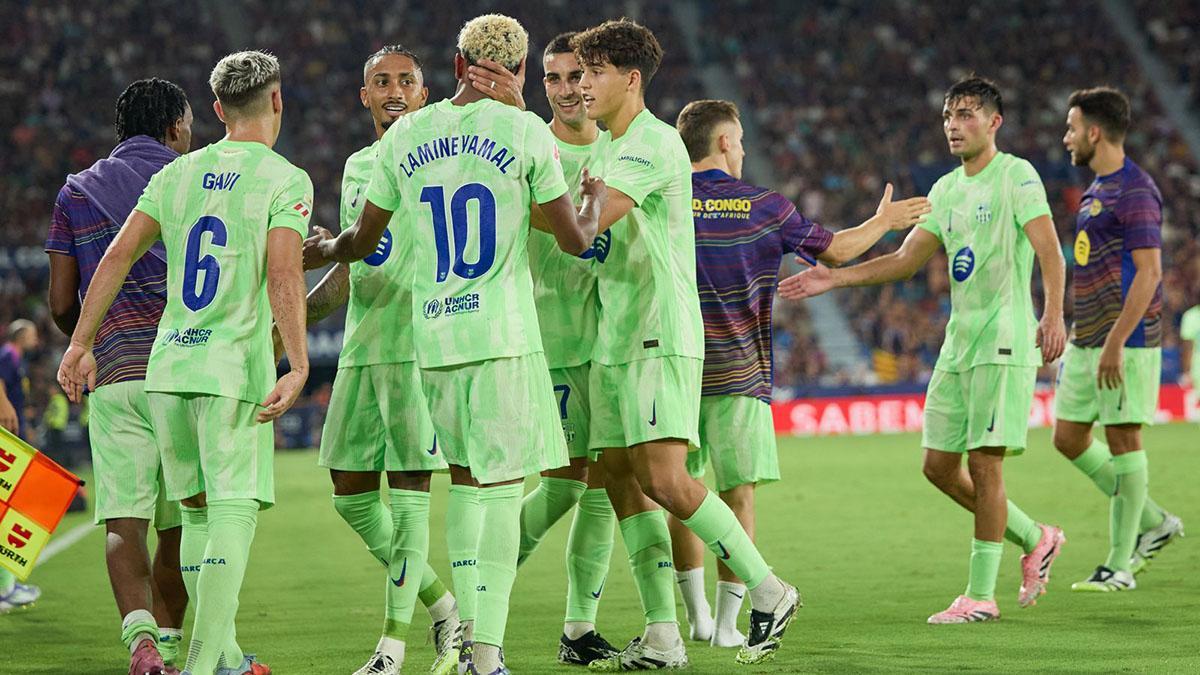 Lamine celebra Ferran y sus compeñeros el gol de la victoria ante el Levante