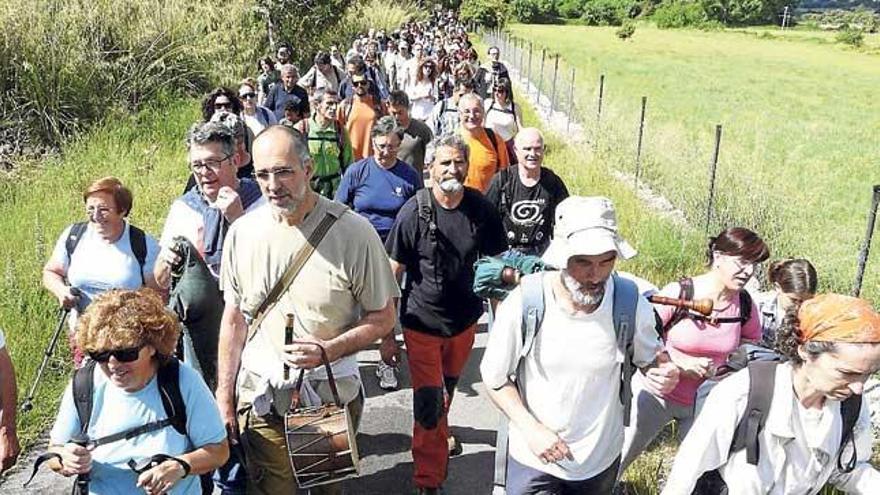 Manifestación por la apertura del camino de Coma-sema en 2011.