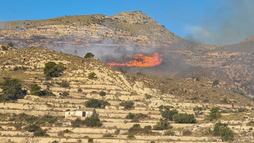 Los bomberos controlan un incendio forestal en Busot tras calcinar cinco hectáreas