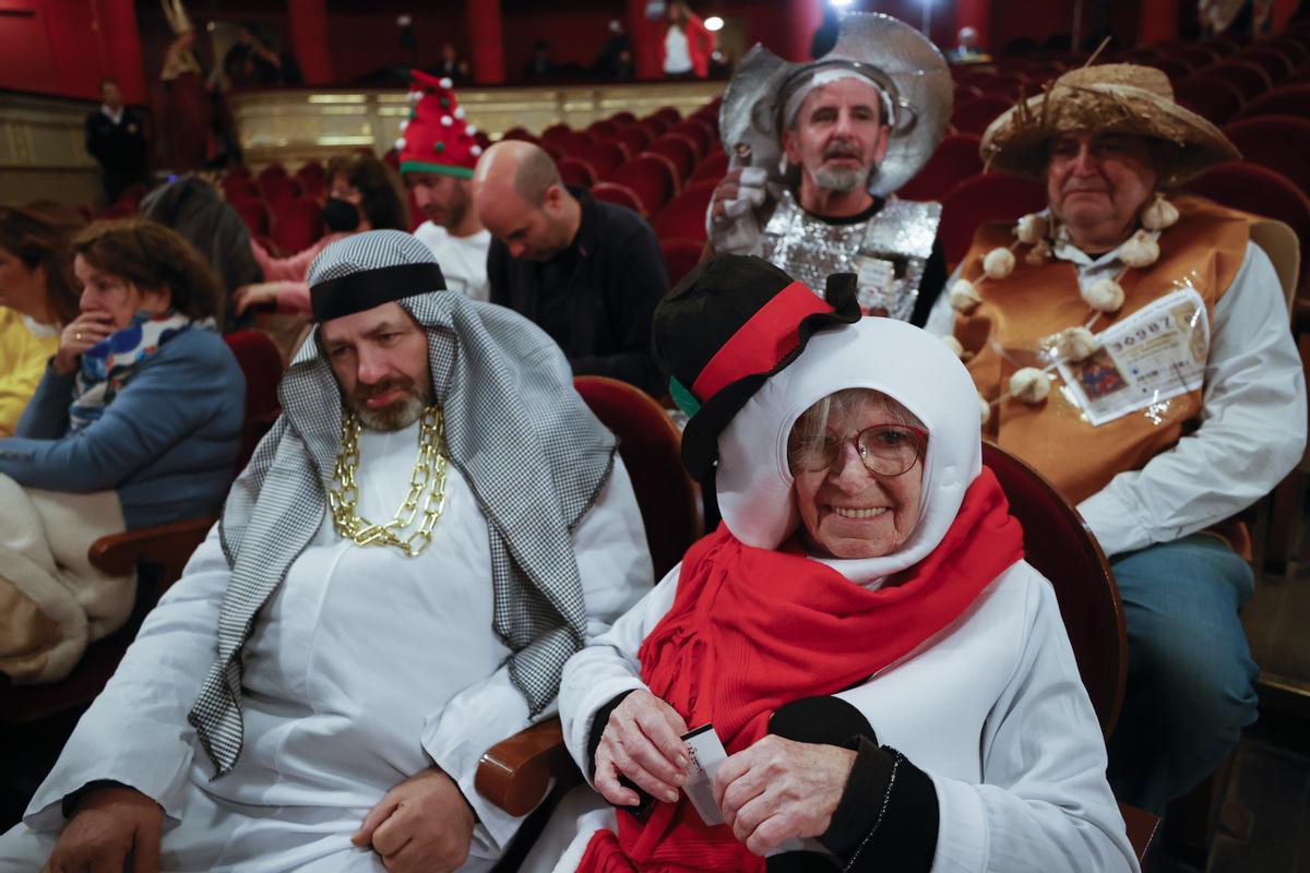 MADRID, 22/12/2022.- Varias personas disfrazadas esperan el comienzo del sorteo de El Gordo de Navidad en el Teatro Real en Madrid, este jueves. EFE/ Javier Lizón