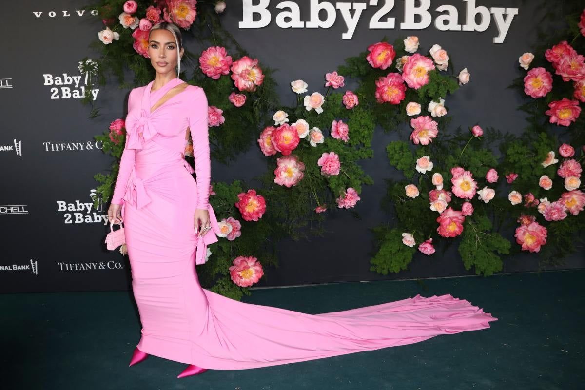 Kim Kardashian con look en rosa en la gala Baby2Baby