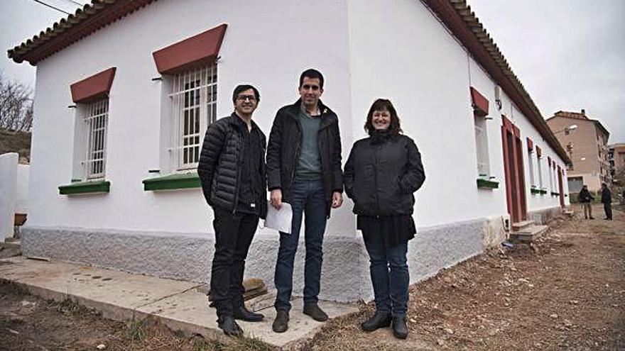 Joan Hernández, Ferran Estruch i Glòria Domínguez, davant d&#039;una de les cases que s&#039;estan acabant de rehabilitar