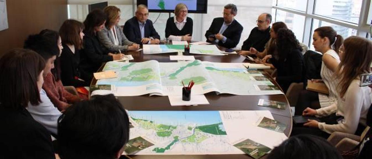 La consellera María José Salvador, con la delegación de la Universidad de Harvard, ayer.