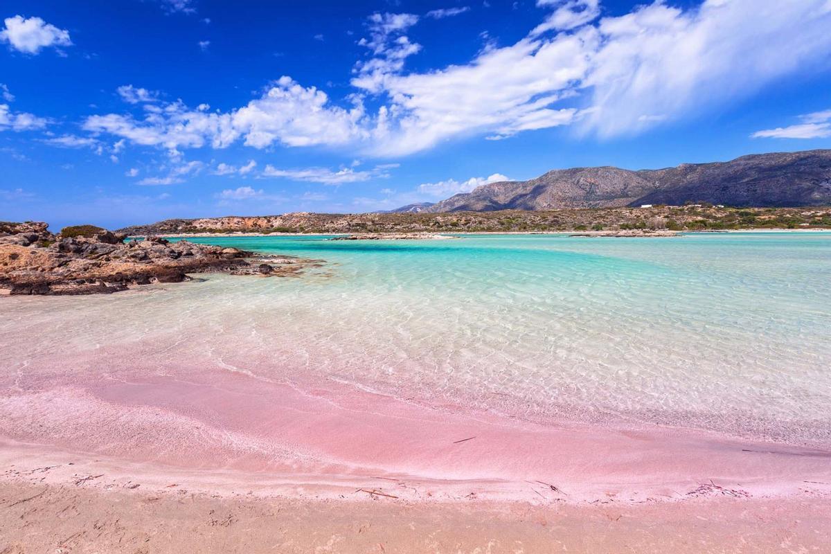 Elafonissi es una de las playas más famosas de Creta, por lo que en verano puede registrar una ocupación muy alta