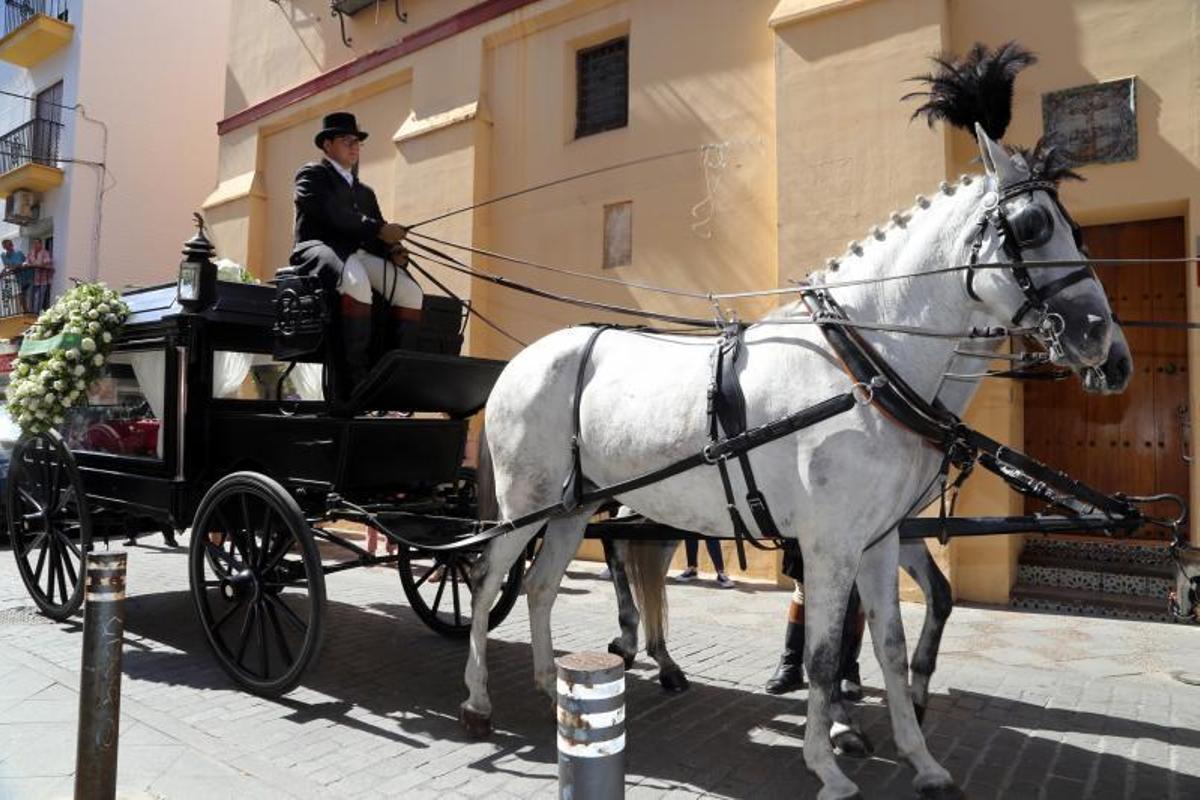 El coche de caballos que porta el féretro con los restos mortales de María Jiménez a llegada a la parroquia de Santa Ana, en Triana.