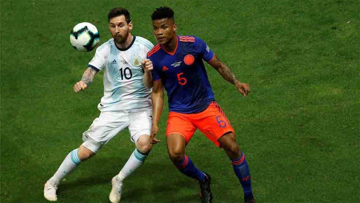 Barrios, junto a Messi, en el partido Argentina - Colombia