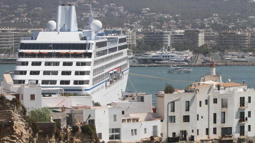 Un crucero atracado el pasado verano en el puerto de Ibiza.
