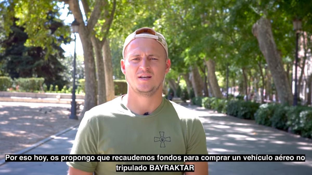 El futbolista ucraniano Roman Zozulya pide fondos para comprar un dron en un vídeo promocional.