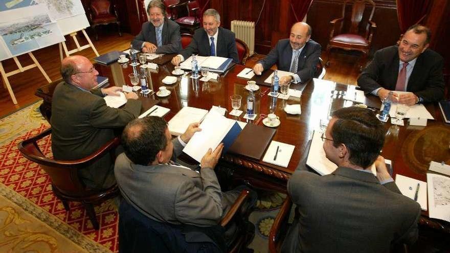 Reunión de la comisión de seguimiento del convenio de los muelles celebrada en A Coruña en marzo de 2007.