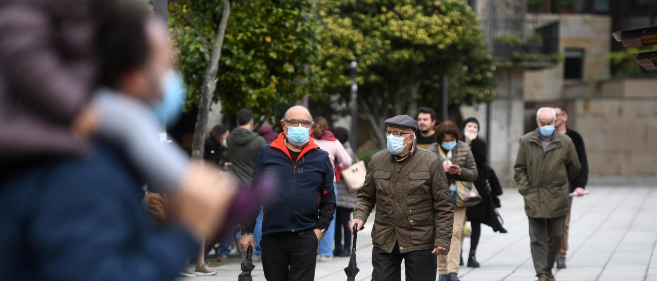 Gente caminando por el centro de Pontevedra.