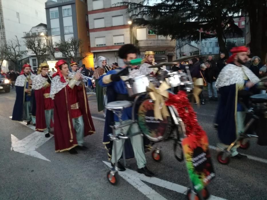 Calles llenas en Marín para ver a los Reyes