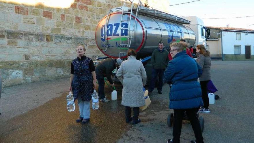 Vecinos de Morales acuden a recoger el agua del camión cisterna.