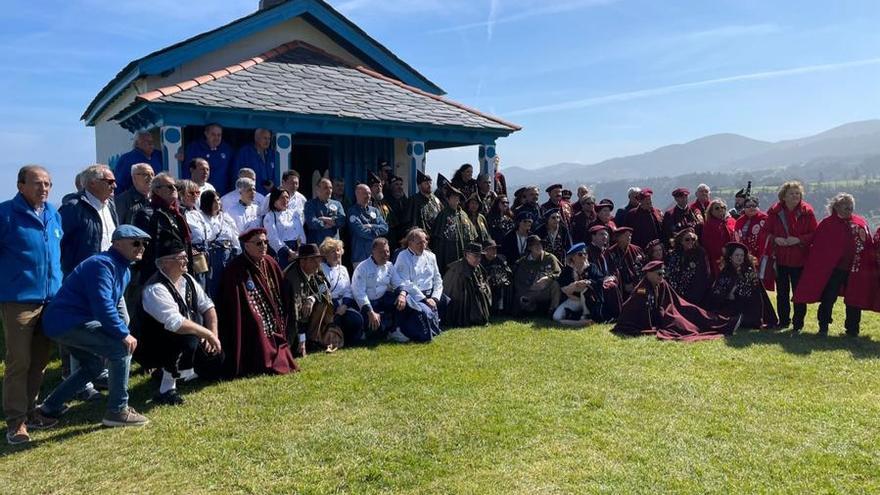 Foto de familia de los miembros de las cofradías enogastronómicas de Asturias, con los vecinos de Cadavedo, junto a la ermita de La Regalina.