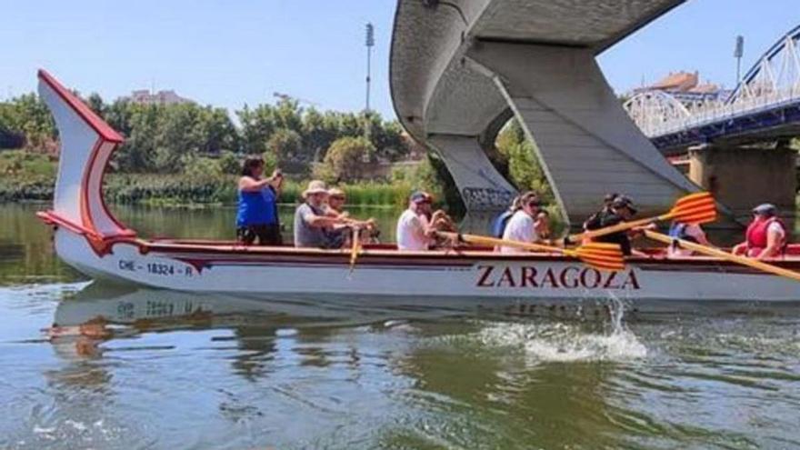 Una de las falúas de Iberflumen surcando el Ebro, en una imagen de archivo. | EL PERIÓDICO