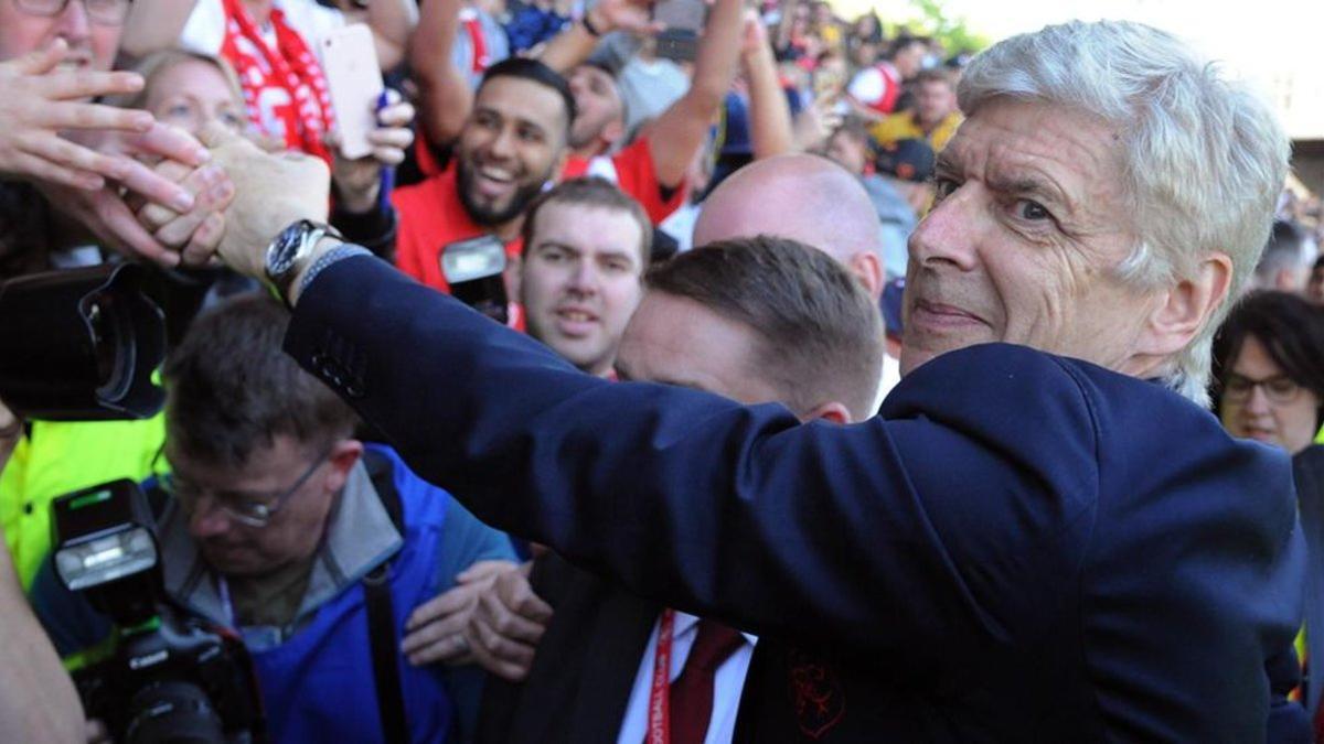 Arsène Wenger saludando a sus aficionados en su despedida