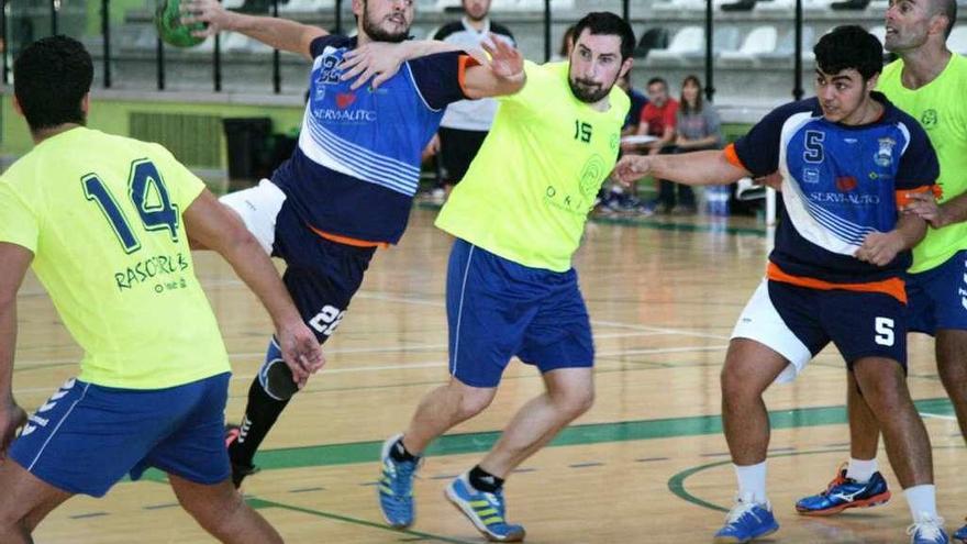 Andrés lanza a puerta en el Torneo de Lalín, durante la pretemporada. // Bernabé/Luismy