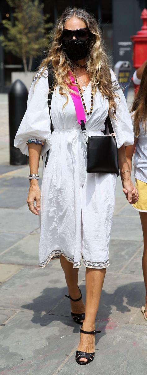 Sarah Jessica Parker con vestido midi blanco y complementos en negro