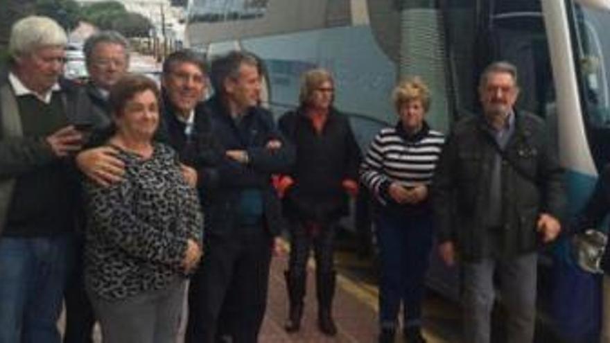 Algunos de los pensionistas murcianos que decidieron no bajar del autobús