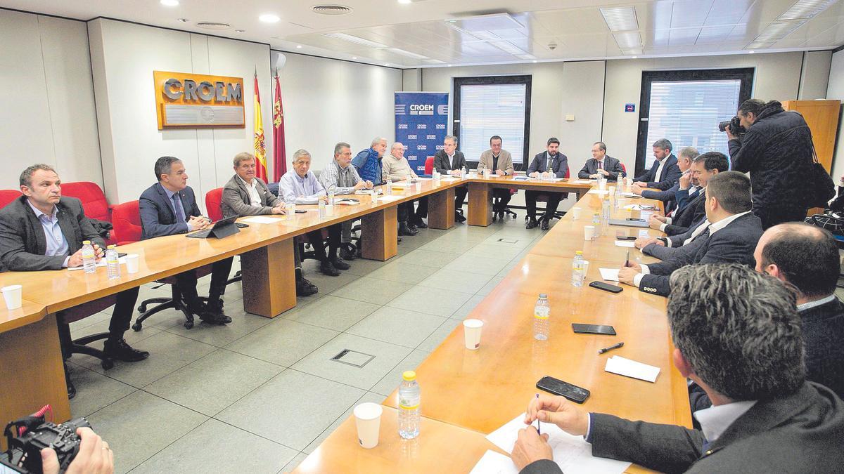 Integrantes de la Mesa del Agua, reunidos ayer en la sede de la patronal Croem.