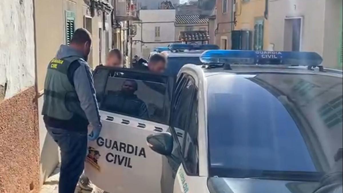 Agentes de la Guardia Civil trasladan a los presuntos ladrones detenidos.