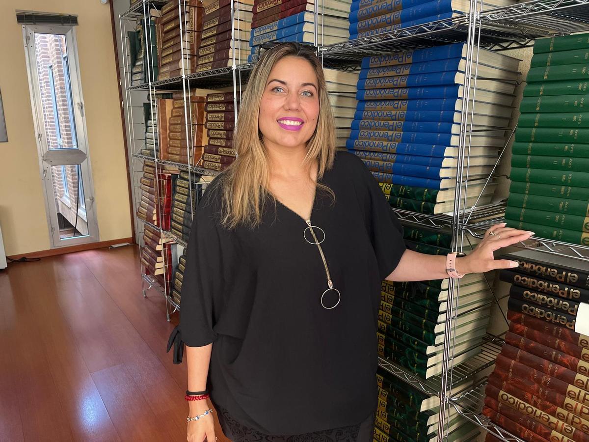 Carla Graciela Morales, en la hemeroteca de El Periódico Extremadura.