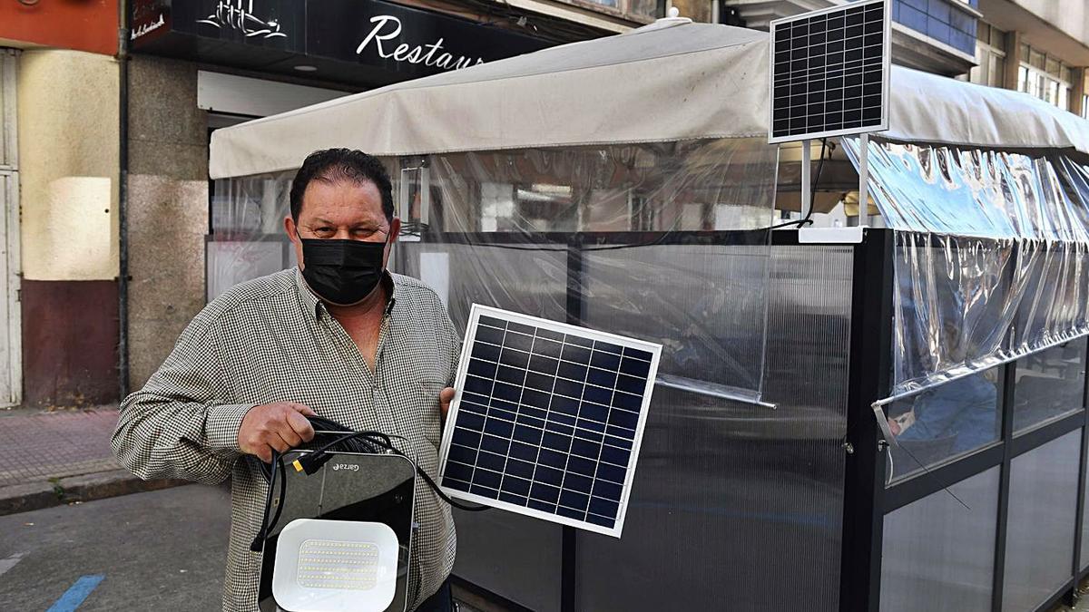Manolo Pérez, propietario de As Lanchiñas, con las placas solares que ilumina su terraza.  | // VÍCTOR ECHAVE