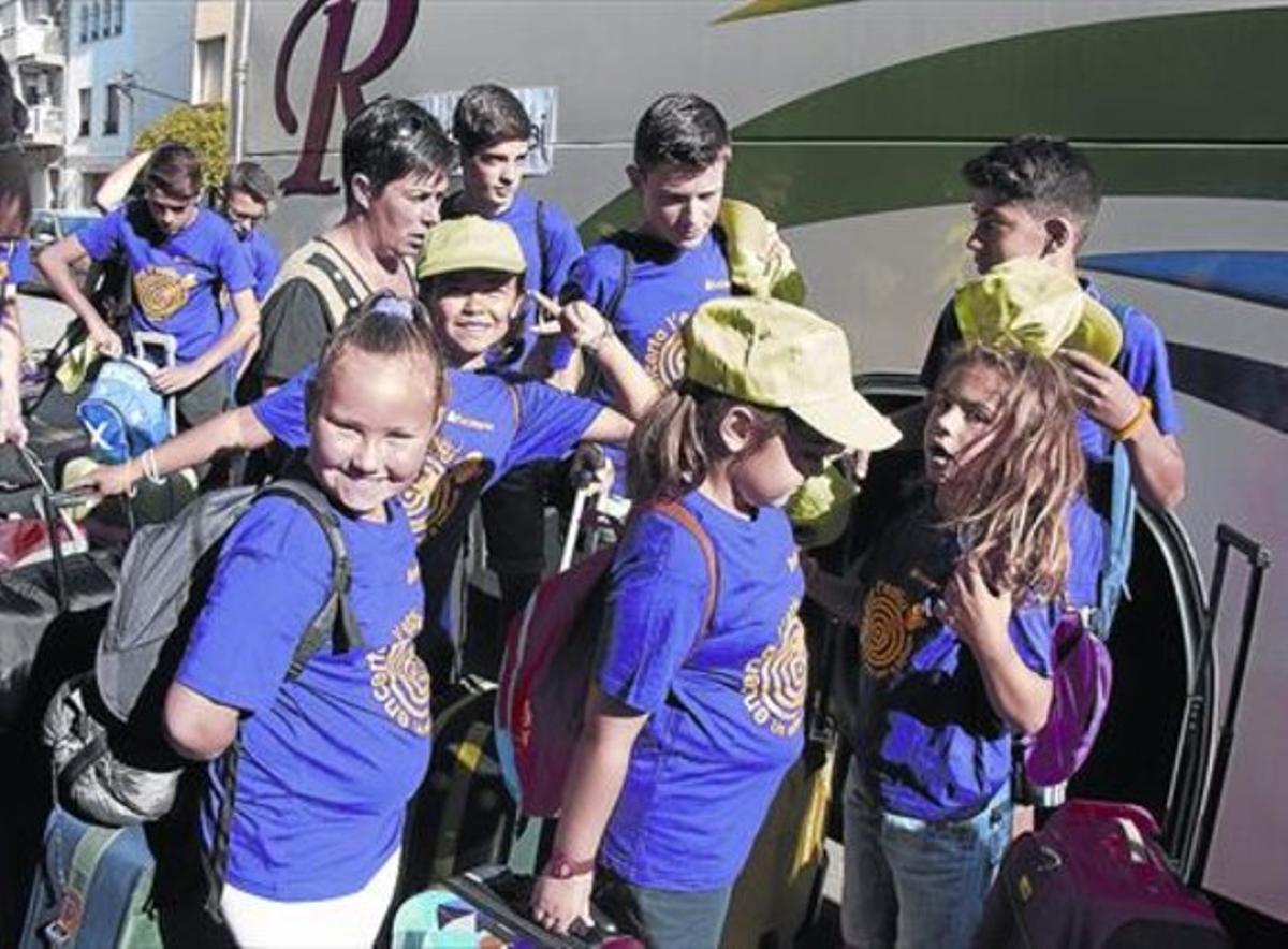 Un grup de nens d’un esplai d’Alcanar abans de pujar a l’autocar per anar de colònies, ahir. Un grup de nens d’un esplai d’Alcanar abans de pujar a l’autocar per anar de colònies, ahir.