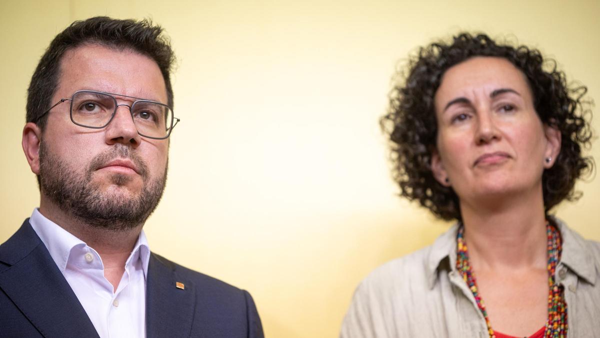 El presidente de la Generalitat, Pere Aragonès, y la secretaria general de ERC Marta Rovira, durante una rueda de prensa, en la sede de ERC, a 29 de julio de 2024, en Barcelona, Catalunya (España). La ejecutiva de ERC ha avalado este lunes, 29 de julio, e
