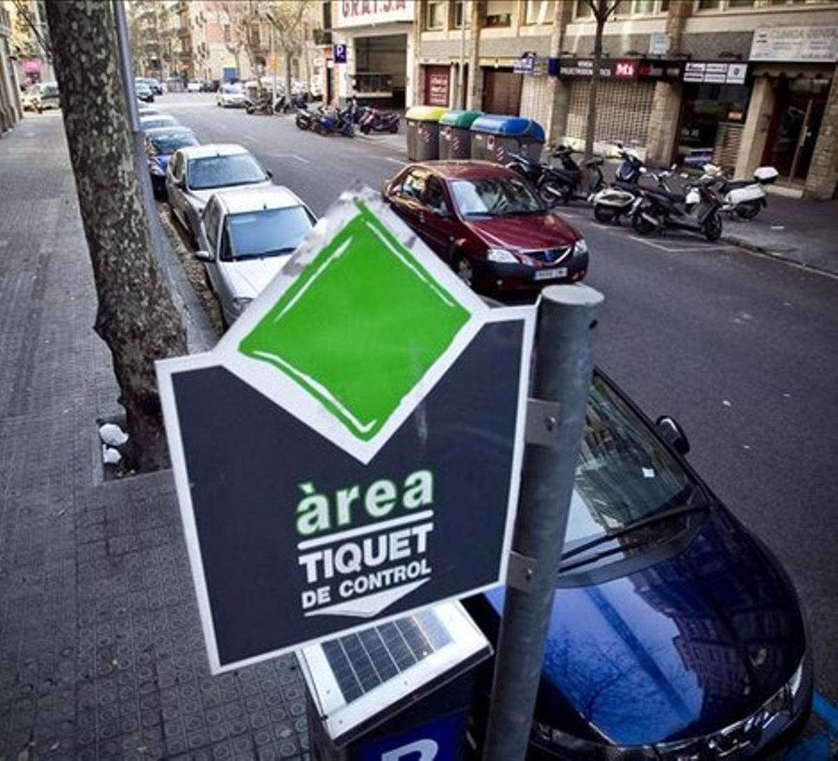 Zona de aparcamiento de área verde en el Eixample.