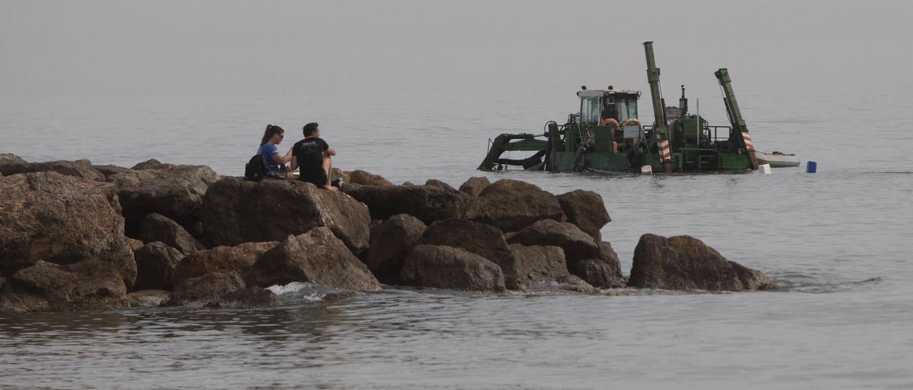 Trabajos de dragado en el Puerto Siles de Canet.