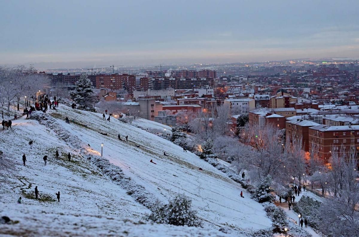 Madrid colapsada por la nevada histórica que cubre de blanco la capital