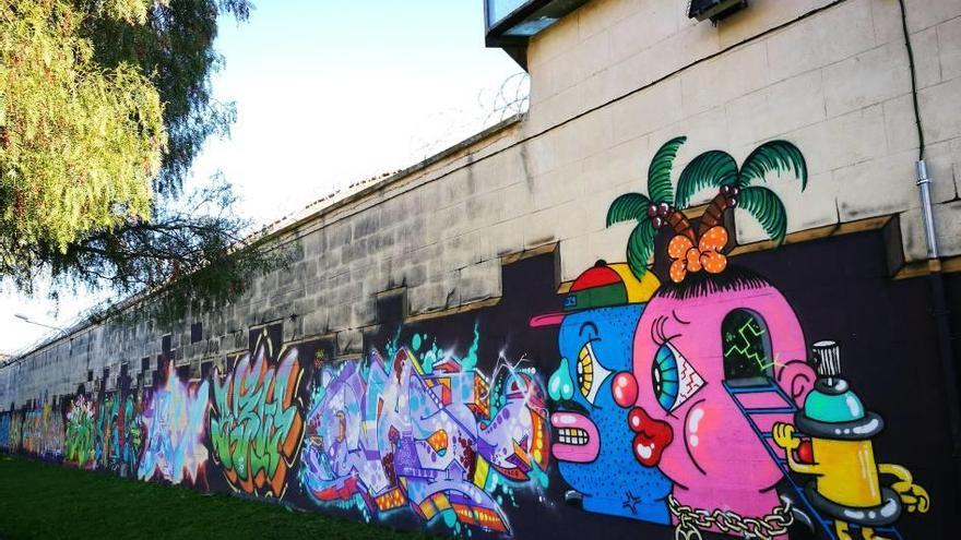 Los grafiteros han pintado dos de los muros exteriores de la cárcel con la autorización de Cort.