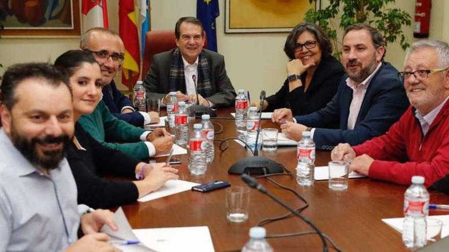 Alcaldes de Gondomar, Moaña, Nigrán, Porriño, Salceda y Cangas en la reunión con Vigo. // José Lores